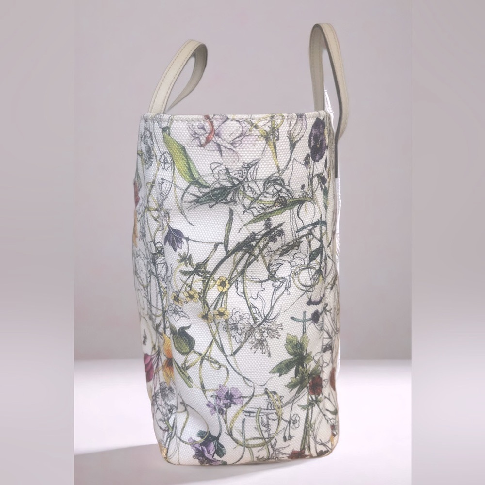 ✨SOLD✨Gucci 💐White Canvas Floral Tote Bag
Multiple colors Cream - Picture 13 of 13